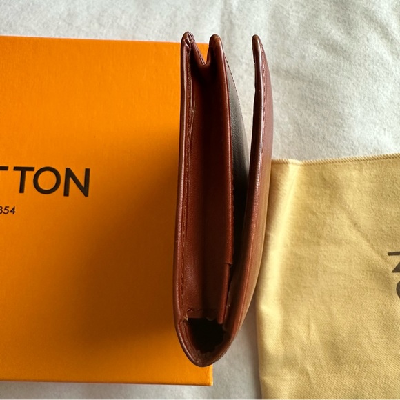 Louis Vuitton Epi Wallet Unisex - Picture 13 of 15